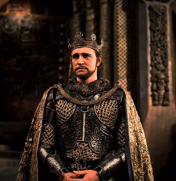 Ngoài ra, mộ của thành viên hoàng tộc cũng thường nằm ở trung tâm của một vòng vây được tạo thành từ các ngôi mộ khác, có thể thành hình chữ nhật hoặc hình tròn.