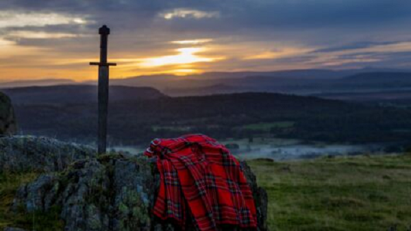 Việc chôn cất này có vẻ là cố ý vì chúng chỉ có thể nhận ra họ bằng một kiểu dấu hiệu rất kín đáo. Đó là mộ của những vị vua Anh bản địa thời hậu La Mã, được an táng với tập tục hoàn toàn khác những người cai trị Anglo-Saxon định cư ở khu vực phía Đông.
