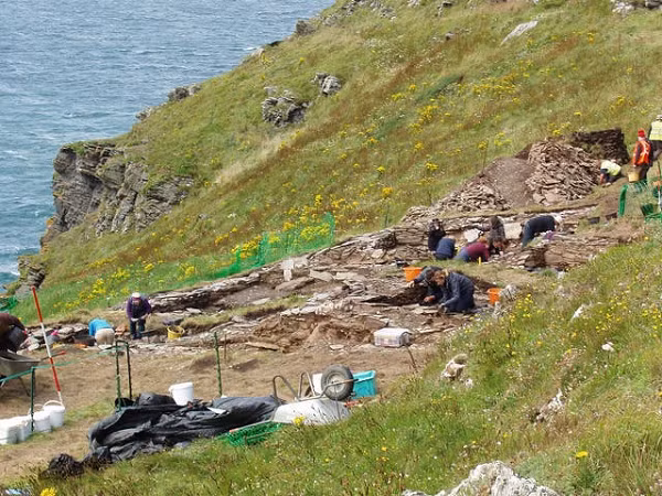 Nhóm của giáo sư Dark đã bắt đầu cuộc nghiên cứu để giải mã bí ẩn về sự "mất tích" mộ phần của các vị vua Anh trong thời kỳ nói trên: hầu như không có lăng mộ nào của họ từng được khai quật, dù các di tích và lăng mộ vua Anglo-Saxon cùng thời thì rất nhiều.