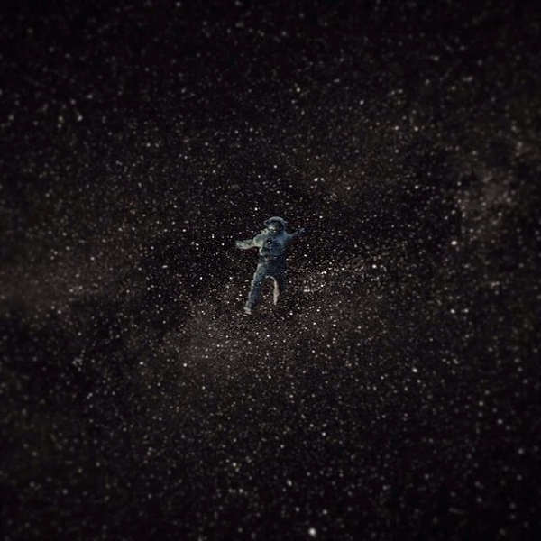 Sóng âm để có thể đi đến tai và dội vào màng nhĩ của bạn, nó cần một môi trường để lan truyền. Nhưng vì trong không gian chân không của vũ trụ không hề có không khí, ở ngoài đó luôn có một sự im ắng kỳ lạ đến đáng sợ.