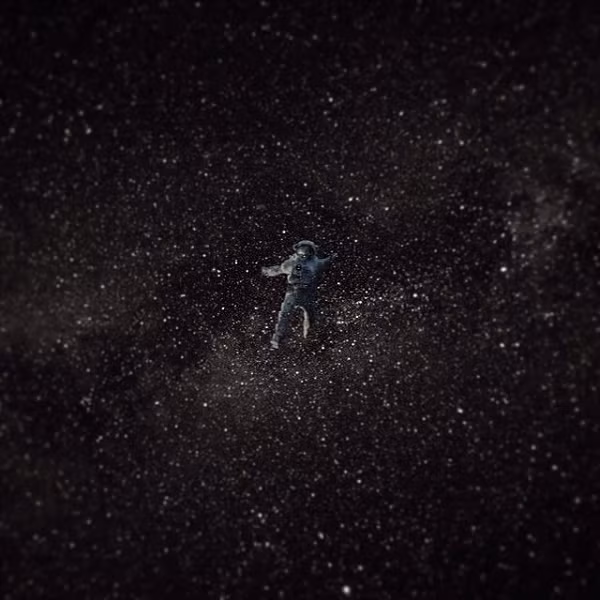 Sóng âm để có thể đi đến tai và dội vào màng nhĩ của bạn, nó cần một môi trường để lan truyền. Nhưng vì trong không gian chân không của vũ trụ không hề có không khí, ở ngoài đó luôn có một sự im ắng kỳ lạ đến đáng sợ.