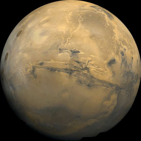 Với chiều dài 4.000 km, thung lũng Valles Marineris trên sao Hỏa dài gấp 10 lần Grand Canyon trên Trái Đất. Valles Marineris đã được phát hiện bởi tàu vũ trụ Mariner 9 năm 1971. Việc thiếu các mảng kiến tạo hoạt động trên sao Hỏa khiến chúng ta khó có thể giải thích được hẻm núi này được hình thành như thế nào.