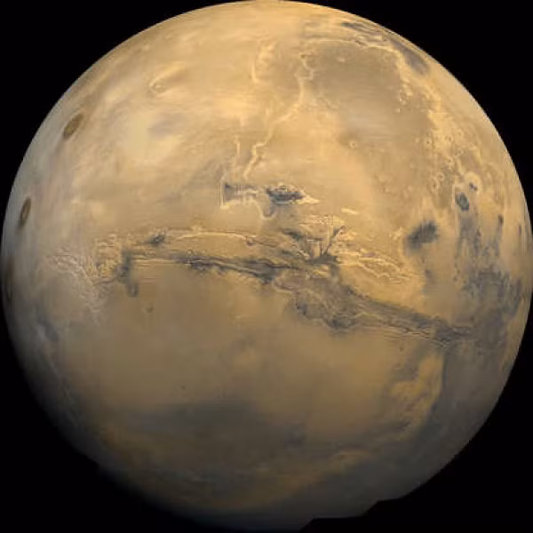 Với chiều dài 4.000 km, thung lũng Valles Marineris trên sao Hỏa dài gấp 10 lần Grand Canyon trên Trái Đất. Valles Marineris đã được phát hiện bởi tàu vũ trụ Mariner 9 năm 1971. Việc thiếu các mảng kiến tạo hoạt động trên sao Hỏa khiến chúng ta khó có thể giải thích được hẻm núi này được hình thành như thế nào.