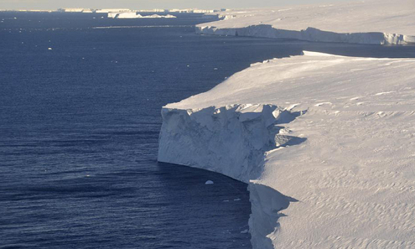 Sự sụp đổ của thềm băng Conger xảy ra chỉ vài tháng sau khi các nhà khoa học dự đoán về sự sụp đổ của một thềm băng lớn khác. Được gọi là "thềm băng tận thế", Thwaites Glacier ở Phía Tây Nam Cực cũng đang tan dần vượt quá "tipping point".