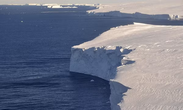 Sự sụp đổ của thềm băng Conger xảy ra chỉ vài tháng sau khi các nhà khoa học dự đoán về sự sụp đổ của một thềm băng lớn khác. Được gọi là "thềm băng tận thế", Thwaites Glacier ở Phía Tây Nam Cực cũng đang tan dần vượt quá "tipping point".