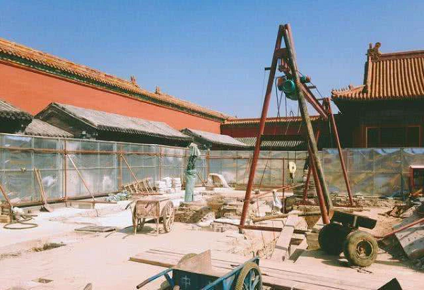 Ngay sau khi nhận được thông báo, các nhà khảo cổ đã cấp tốc đi đến Cố Cung để tiến hành khai quật. Sau quá trình thu thập phân tích, bước đầu sơ bộ, các nhà khảo cổ kết luận công trình nằm sâu dưới lòng Cố Cung này chính là quần thể kiến trúc có niên đại từ thời nhà Nguyên.