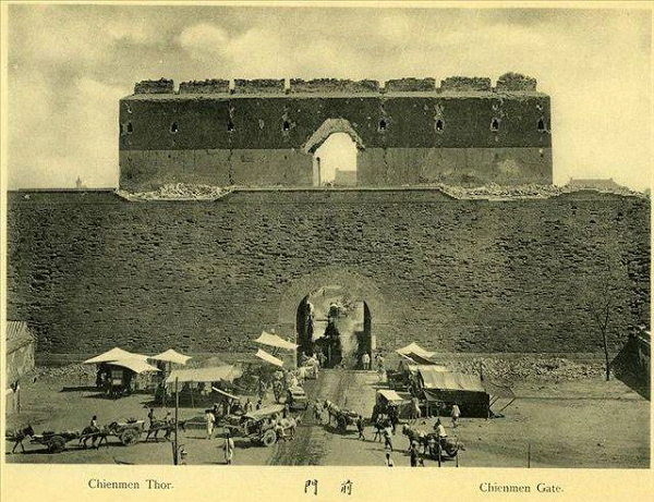 Theo những ghi chép của cuốn "Sử Nguyên", quy mô tòa cung điện nhà Nguyên rất hoành tráng, nó được xây dựng trong suốt 20 năm. Tuy nhiên đến năm 1368, Chu Nguyên Chương (hoàng đế đầu tiên của triều đại nhà Minh) đã hạ lệnh đốt cháy tòa cung điện của nhà Nguyên.