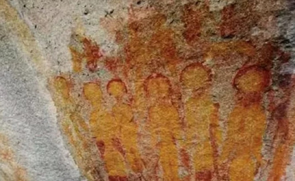 Các nhà khoa học phát hiện nhiều bức tranh hang động tại Ấn Độ niên đại 10.000 năm có những hình vẽ giống người ngoài hành tinh và UFO. Các hình vẽ còn bao gồm đĩa bay, mỗi đĩa bay có một chiếc ăng ten và ba chân.