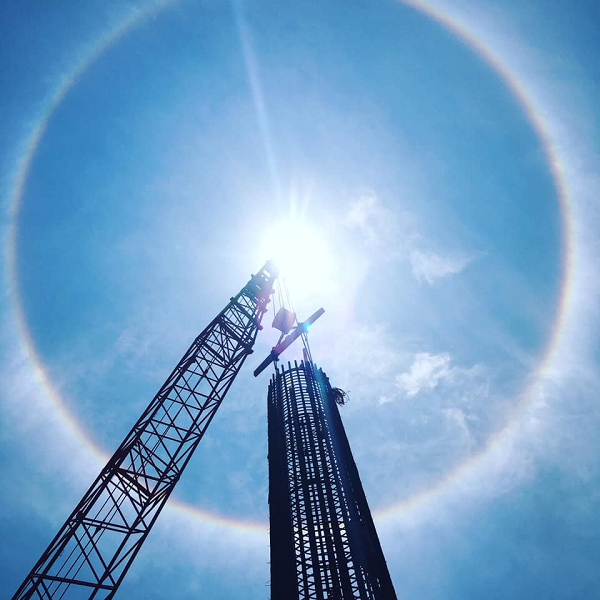 Hiện tượng này tạo thành một vòng sáng trắng có bán kính khoảng 22 độ (độ rộng đường kính 44 độ) quanh đĩa sáng.