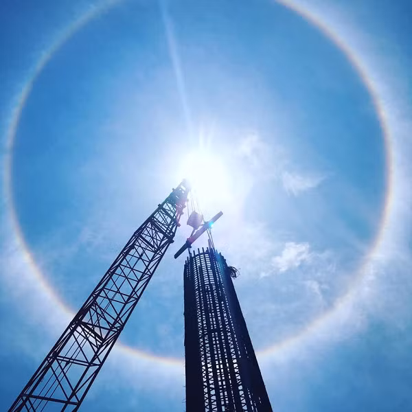 Hiện tượng này tạo thành một vòng sáng trắng có bán kính khoảng 22 độ (độ rộng đường kính 44 độ) quanh đĩa sáng.