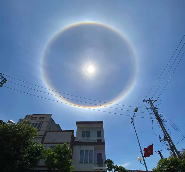 Cùng với hiện tượng quầng Mặt Trời, người dân ở Việt Nam còn nhiều lần gặp các hiện tượng thiên nhiên kỳ thú khác trên bầu trời quê hương như mây ngũ sắc, ánh sáng hoàng hôn hình phượng hoàng, đám mây hình rồng...