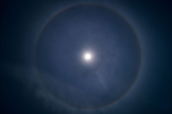 Theo dân gian, các hiện tượng quang học giống như hào quang được cho là dự báo sẽ có mưa trong vòng 24 giờ tới, tuy nhiên kinh nghiệm này chỉ mang tính chất tương đối.