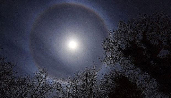 Quầng Mặt Trời là hiện tượng quang học xảy ra trong khí quyển trái đất ở khu vực lân cận đĩa sáng Mặt Trời hoặc mặt trăng khi thời tiết rất khô, ít hơi nước, trên tầng cao của khí quyển chỉ có mật độ thấp các hạt băng (nước đá).