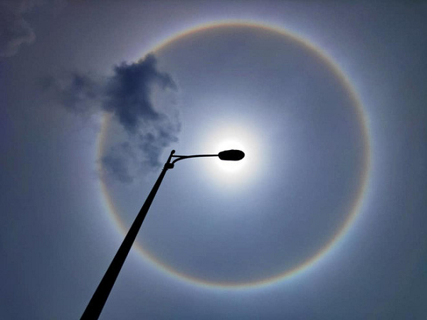 Rất nhiều người gọi đây là cầu vồng tròn do vòng tròn này có những màu sắc khá giống với cầu vồng. Tuy nhiên, trên thực tế, hiện tượng này có tên là quầng Mặt Trời, mà một hiện tượng quang học ít khi xảy ra trong tự nhiên.