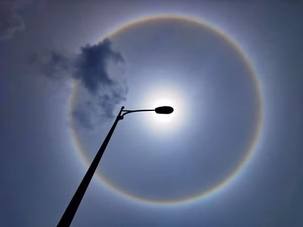 Rất nhiều người gọi đây là cầu vồng tròn do vòng tròn này có những màu sắc khá giống với cầu vồng. Tuy nhiên, trên thực tế, hiện tượng này có tên là quầng Mặt Trời, mà một hiện tượng quang học ít khi xảy ra trong tự nhiên.