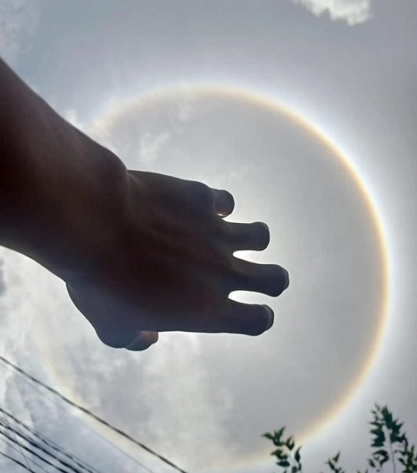 Khi đó, ánh sáng từ Mặt Trời hoặc Mặt Trăng (do Mặt Trời chiếu sáng) đi vào khí quyển xuyên qua các tinh thể có dạng lục giác này bị khúc xạ, gây nên hiện tượng giống như khi đi qua một thấu kính phân kỳ.