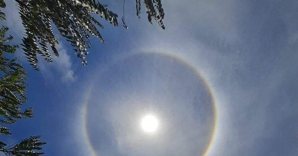 Hiện tượng này kéo dài gần 2 tiếng vào giữa trưa 28/3 trên địa bàn huyện Vạn Ninh. Thời gian bắt đầu xuất hiện hào quang vào khoảng 11h trưa và rõ nét nhất lúc 12h30 - 13h cùng ngày.