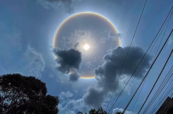 Đối với quầng của Mặt Trăng, chính vì nó xảy ra vào thời điểm không khí ít hơi nước, khó mưa nên người Việt Nam mới có câu "Trăng quầng trời hạn, Trăng tán trời mưa".