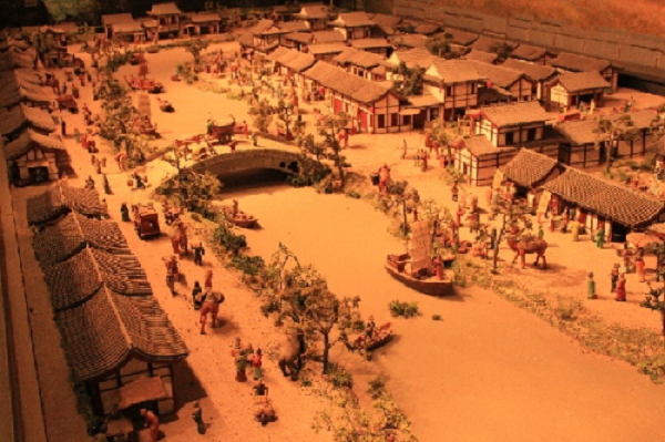 Cuốn "Dậu Dương Tạp Trở" của Đoàn Thành Thức chuyên ghi lại những chuyện thần kỳ trong dân gian, trong phần nội dung về thiên văn học có một mẩu chuyện được cho là có đề cập đến người ngoài hành tinh.