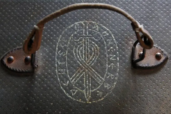 Các sĩ quan và khoa học gia tại Ahnenerbe được giao nhiệm vụ tìm kiếm bằng chứng để ủng hộ lý thuyết của Hitler rằng chủng người Bắc Âu tiên tiến – tộc Aryan đã từng thống trị Trái đất. Tuy nhiên tổ chức này sớm trở thành một công cụ để Himmler khám phá nỗi ám ảnh huyền bí của mình.