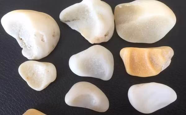 Khi đang đào ao ở nhà mình, một người nông dân đã vô tình tìm thấy một số viên đá nhỏ kỳ lạ. Ban đầu, ông chỉ cảm thấy chúng khá đẹp nên quyết định giữ lại.