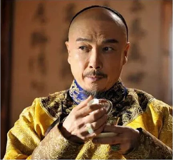 Vậy tại sao công việc này lại khiến các cung nữ phải tranh nhau? Thứ nhất, loại trà dùng để “rửa lỗ rồng” cho hoàng đế phải là trà hảo hạng loại một. Loại lá trà này cho dù đã bị ngâm qua hai lần nước nhưng mang đi phơi khô vẫn bán được với giá tốt ở ngoài cung.