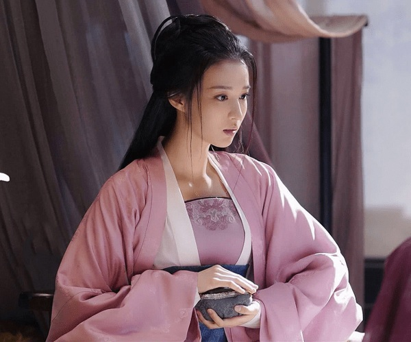 Quan niệm thời phong kiến cho rằng, hoàng đế là "thiên tử" (con của trời) nên mỗi bộ phận trên cơ thể của ngài đều ứng với các bộ phận của rồng trong truyền thuyết.