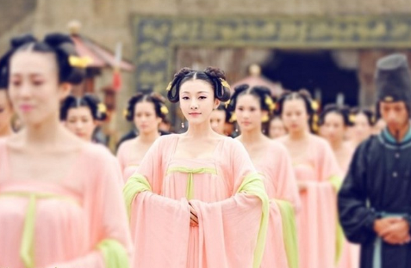 Đối với các cung nữ mà nói đương nhiên đây là lợi ích mà ai cũng muốn có được. Vì thế bọn họ mới tranh nhau phần việc hầu hạ hoàng đế súc miệng. Phần trà thừa có thể mang đến cho họ một khoản hậu hĩnh.