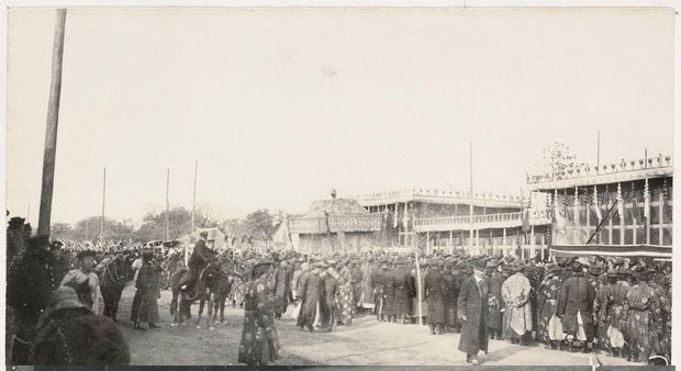 Theo những gì ông kể lại, tang lễ diễn ra vào một ngày mùa đông sương khói giăng đầy trời. Linh cữu Từ Hi Thái hậu sẽ được chuyển từ Tử Cấm Thành ở Bắc Kinh đến khu lăng mộ Thanh Đông Lăng, cách thành phố hơn 100km.