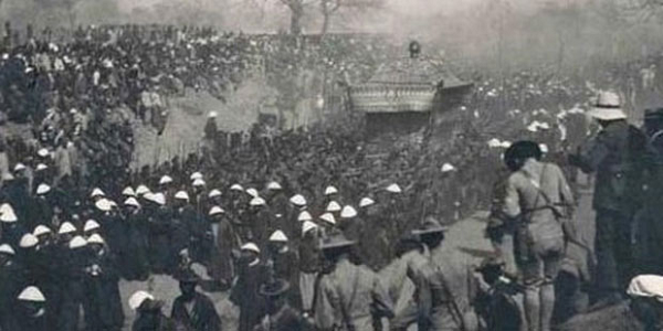 Đằng sau còn có một nhóm kỵ binh tay cầm giáo dài có treo những lá cờ màu đỏ và nhóm kỵ binh mang súng. Họ đều là người của cấm vệ quân Hoàng gia.