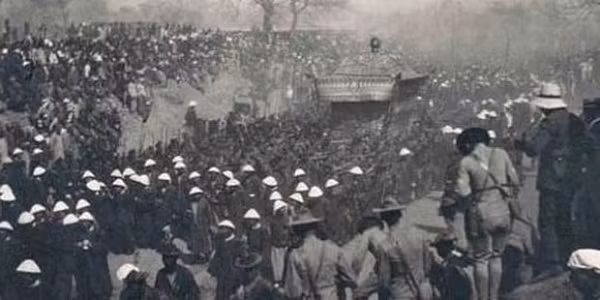 Đằng sau còn có một nhóm kỵ binh tay cầm giáo dài có treo những lá cờ màu đỏ và nhóm kỵ binh mang súng. Họ đều là người của cấm vệ quân Hoàng gia.