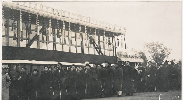 Vào ngày diễn ra lễ tang của Từ Hi Thái hậu, Henri Borel - ông phóng viên tờ Telegraph ở Amsterdam (Hà Lan) đã có mặt tại Bắc Kinh để tham dự đám tang của người phụ nữ quyền lực nhất Trung Quốc thời điểm đó.