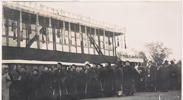 Vào ngày diễn ra lễ tang của Từ Hi Thái hậu, Henri Borel - ông phóng viên tờ Telegraph ở Amsterdam (Hà Lan) đã có mặt tại Bắc Kinh để tham dự đám tang của người phụ nữ quyền lực nhất Trung Quốc thời điểm đó.