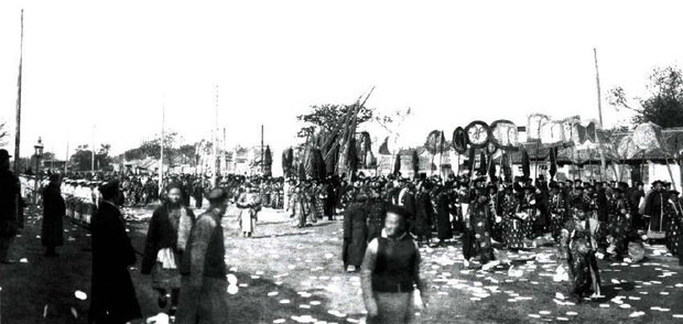 Sau cùng là đoàn nô tì mặc quần áo đỏ và cầm những lá cờ đủ màu sắc cũng như những dải lụa treo rủ. Đoàn người cầm cờ nhiều tới mức khiến người ta tưởng rằng, tất cả số cờ trong hoàng cung đã được đem ra để đưa tiễn Thái hậu…