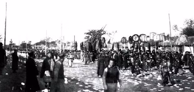 Sau cùng là đoàn nô tì mặc quần áo đỏ và cầm những lá cờ đủ màu sắc cũng như những dải lụa treo rủ. Đoàn người cầm cờ nhiều tới mức khiến người ta tưởng rằng, tất cả số cờ trong hoàng cung đã được đem ra để đưa tiễn Thái hậu…