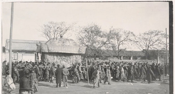 Trong những bức ảnh hiếm có mà Henri Borel lưu giữ, mặc dù chất lượng và màu sắc nhiều bức ảnh đã không còn rõ nét, nhưng có thể cảm nhận được bầu không khí trang trọng và xa hoa của một buổi tang lễ lớn bậc nhất châu Á đầu thế kỉ 20.