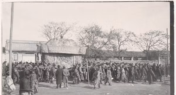 Trong những bức ảnh hiếm có mà Henri Borel lưu giữ, mặc dù chất lượng và màu sắc nhiều bức ảnh đã không còn rõ nét, nhưng có thể cảm nhận được bầu không khí trang trọng và xa hoa của một buổi tang lễ lớn bậc nhất châu Á đầu thế kỉ 20.