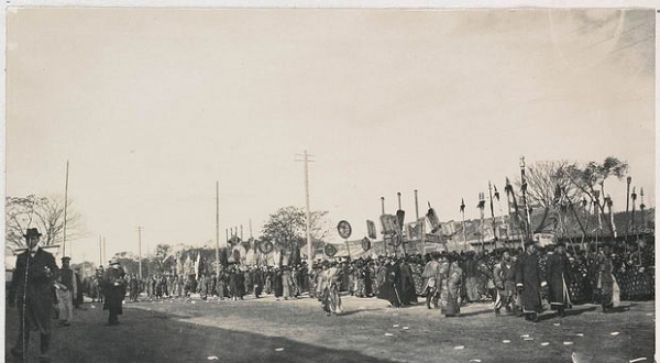 Đi đầu là một nhóm kỵ binh mặc quân phục hiện đại, tiếp đến là một đoàn ngựa bạch nhỏ và hàng trăm đi sau để đổi nhau khiêng quan tài.