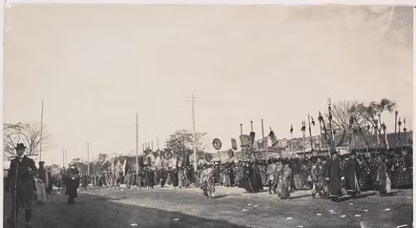 Đi đầu là một nhóm kỵ binh mặc quân phục hiện đại, tiếp đến là một đoàn ngựa bạch nhỏ và hàng trăm đi sau để đổi nhau khiêng quan tài.