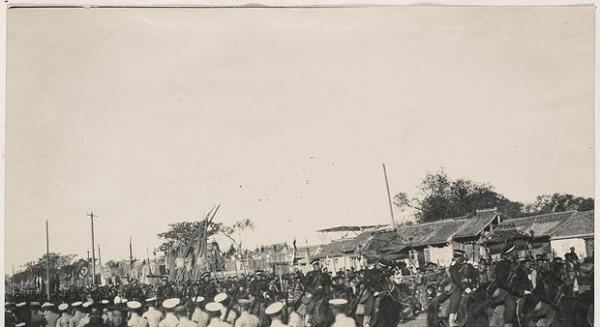 Chiếc quan tài mạ vàng của Thái hậu được diễu qua một cách chầm chậm và nghiêm trang dưới những gò đất màu xám ở Bắc Kinh, bên trong có thi thể của Từ Hi Thái hậu.