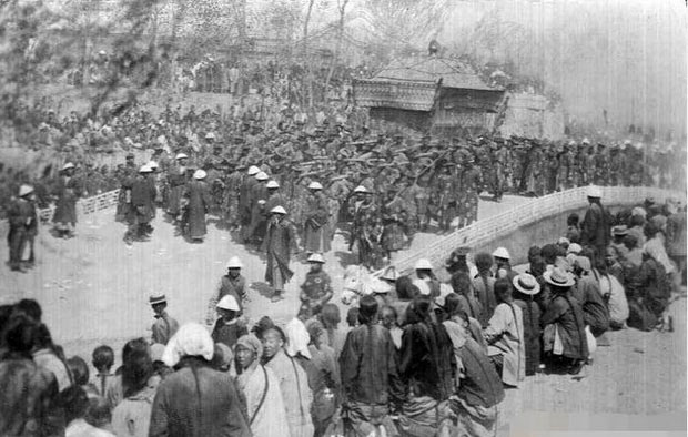 Chiếc quan tài của Từ Hi được mạ vàng, tương truyền là gắn 2.500 viên ngọc trai, 6.000 viên ngọc, 203 viên đá quý màu trắng,... Thế nhưng các chuyên gia lịch sử cho rằng chúng vẫn không là gì so với số của cải châu báu nằm bên trong quan tài và được chôn cùng lăng mộ của bà.