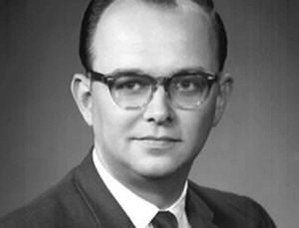 Sau đó, ông phát triển ý tưởng của mình thành Luận án tiến sĩ và đưa ra lý thuyết Đa thế giới. Theo lý thuyết của Everett, chúng ta đang sống trong một đa vũ trụ bao gồm vô số những vũ trụ song song với đầy rẫy những bản sao của chúng ta.