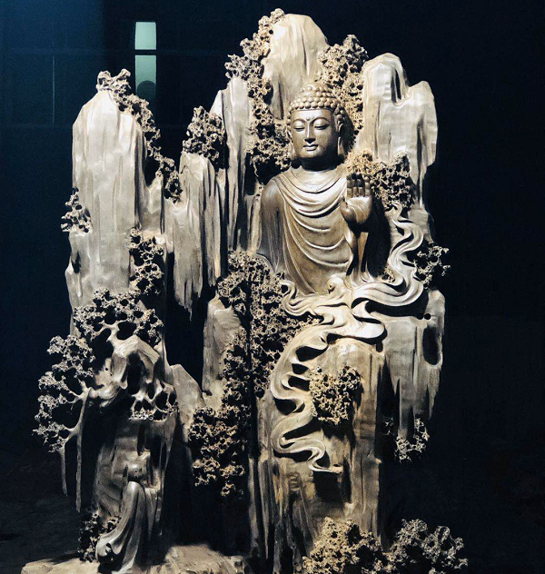 Cùng với sự thâm nhập của các loại khoáng chất khác và sự ngâm mình trong nước cả vạn năm, gỗ âm trầm được coi là “tinh hoa của trời và đất”. Khi khai thác gỗ chủ yếu lấy phần dưới nên gỗ rất đầm và chắc thịt, nặng, thớ gỗ mịn gần như không có tôm gỗ và xơ gỗ, rất được ưa chuộng để đục tác phẩm truyền thần.