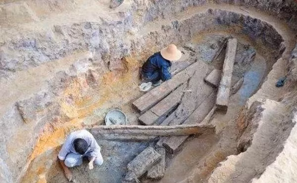 Ông gọi thêm 5 người nữa tiếp tục đào bới thì phát hiện một lăng mộ rất lớn đột nhiên xuất hiện. Bên dưới lăng mộ còn có "ngôi nhà lớn" nặng tới hơn 157kg bằng kim loại đã gỉ sét.