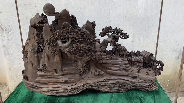 Đáng chú ý hơn là gỗ hầu như không biến dạng, trọng lượng nặng, rất đầm thịt, và không bị xâm phạm bởi các loài côn trùng gây hại. Đó là lý do mà gỗ có giá trị sưu tầm lâu bền.