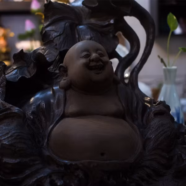 Những trầm tích này ngày càng trở nên cứng hơn, to hơn và kết chặt hơn thành các khối lớn. Theo các thử nghiệm của các tổ chức nghiên cứu khoa học, gỗ âm trầm đã được chôn dưới lòng đất có độ tuổi từ 3.000 đến 12.000 năm, một số thậm chí hàng chục ngàn năm.