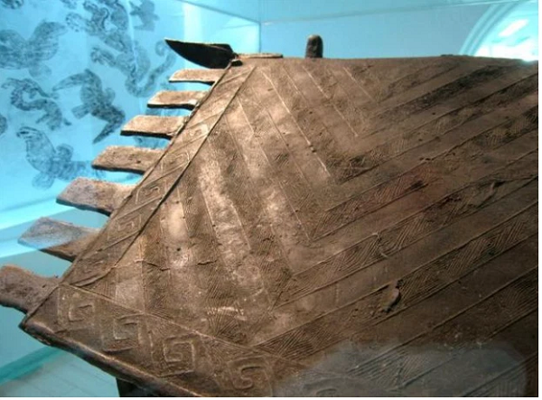 Nghe tin, các nhà lãnh đạo đã ngay lập tức tới nhà lão Lý để xác minh thông tin. Một đoàn chuyên gia khảo cổ của tỉnh đã tới nhà lão Lý và tiến hành kiểm tra chi tiết toàn bộ lăng mộ. Theo nhận định của các chuyên gia, kích thước của chiếc quan tài này vô cùng ấn tượng, cả Trung Quốc hiện nay không có cỗ quan tài bằng đồng nào lớn như vậy.