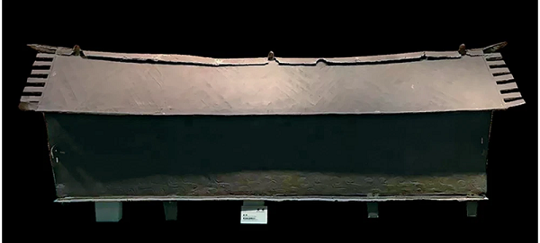 Họ đã đặt tên cho nó là Tường Vân Đại Ba. Để xác định danh tính của chủ nhân lăng mộ, các chuyên gia đã tiến hành phân tích những tấm gỗ âm trầm đã được tìm thấy. Cuối cùng, họ phát hiện ra rằng chúng có niên đại từ giữa thời Chiến Quốc.