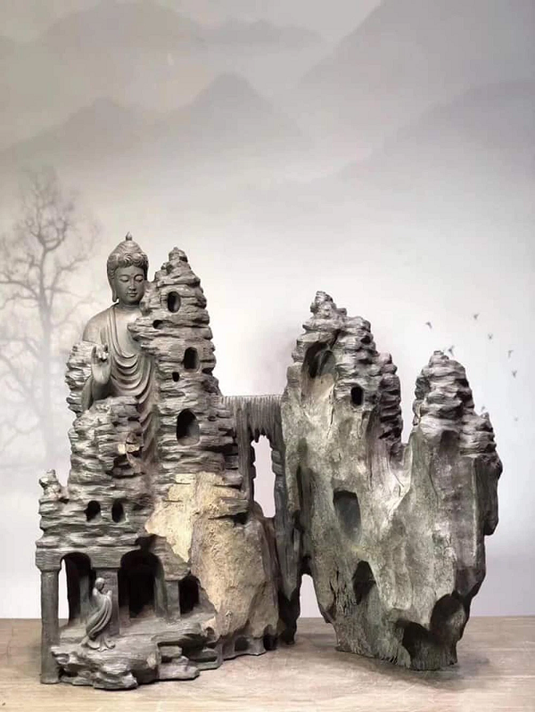 Tùy theo môi trường và cách hình thành thì gỗ âm trầm có những màu sắc khác nhau như nâu, xám, tím, đen, ánh xanh đen…Sau một thời gian dài, gỗ âm trầm bị carbon hóa và trở thành màu sậm đen như than.