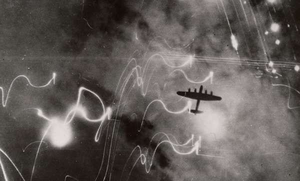 Tất cả những điều này vẫn là một bí ẩn cho tới bốn năm sau đó, khi Lực lượng Không quân bắt đầu sơn máy bay màu vàng, nhập về các kiểu máy bay ông Goddard từng nhìn thấy, và các thợ cơ khí bắt đầu chuyển sang mặc trang phục màu xanh lam.